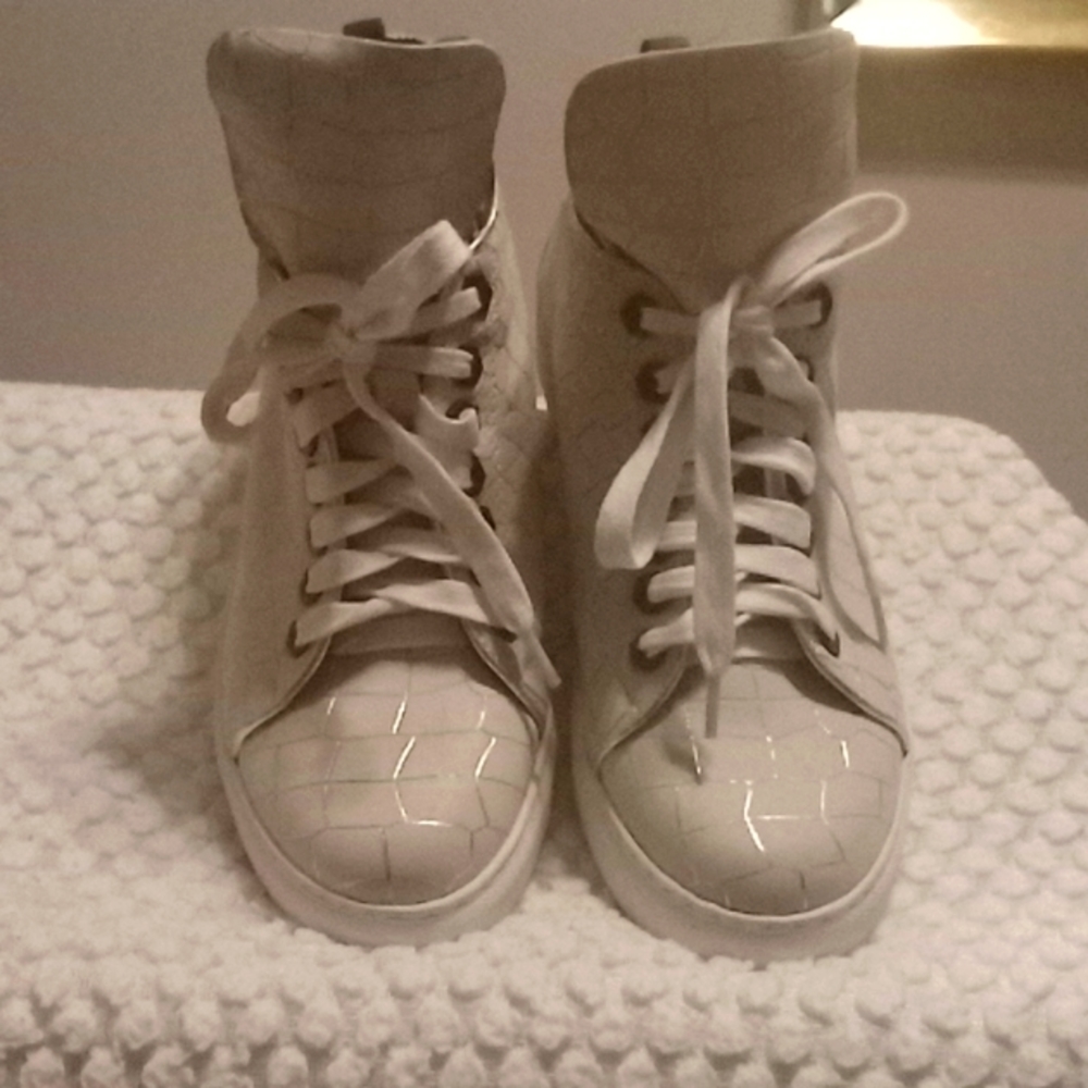 Women's leather tennis shoes